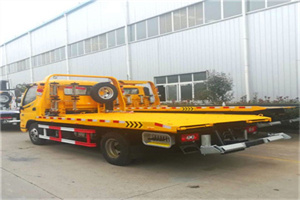 乌马河附近拖车救援搭电