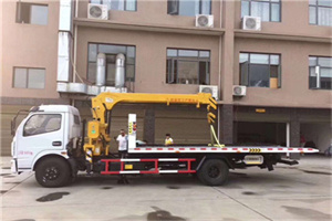 乌马河附近汽车轮胎更换